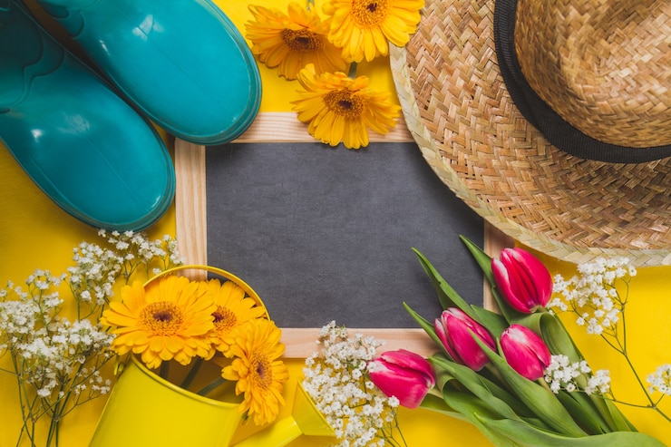 Foto gratuito slate circondato da oggetti di primavera