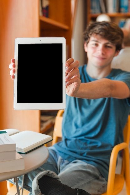 Smart man mostrando tablet