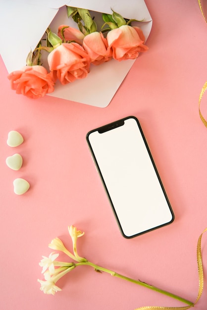 Smartphone con fiori di rosa in busta