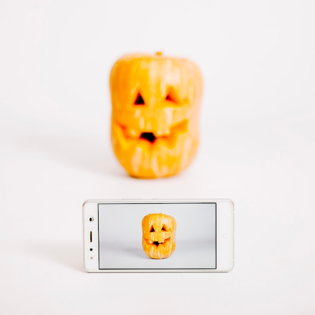 Smartphone con immagine di jack-o-lantern