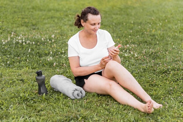 Smartphone della holding della donna del colpo pieno