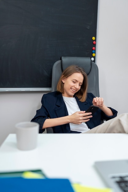 Smartphone della holding della donna di smiley del colpo medio