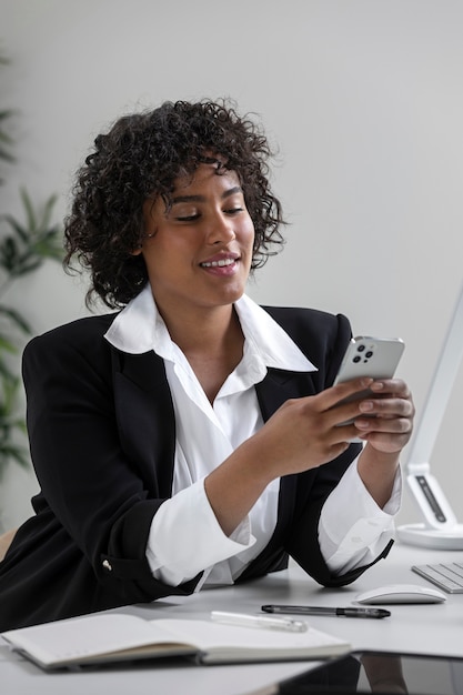 Smartphone della tenuta della donna del colpo medio