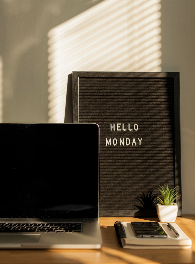 Foto gratuito smartphone e laptop sulla scrivania