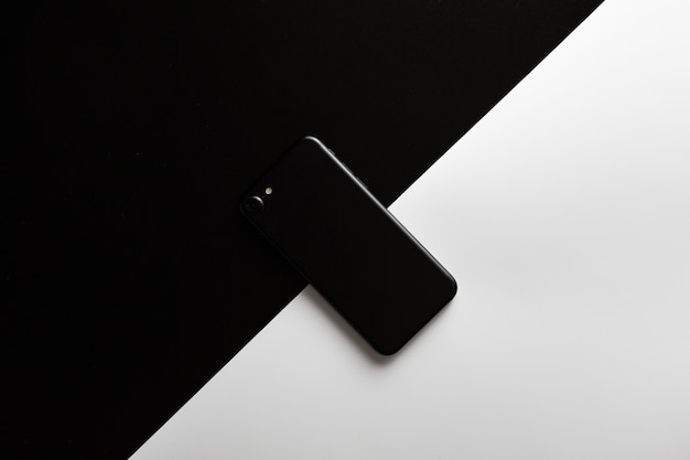 Smartphone nero sulla scrivania in ufficio