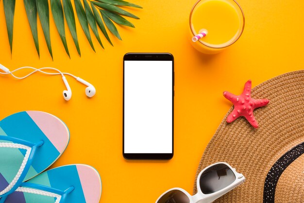 Smartphone piatto laico con il concetto di vacanza