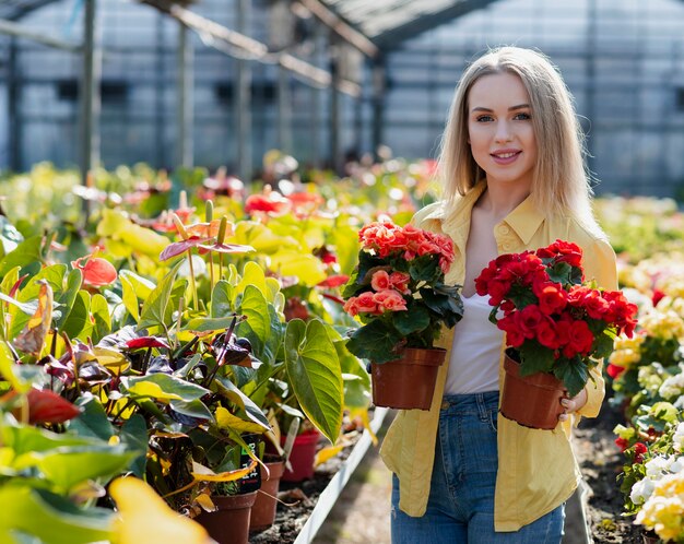 Smile donna con vasi di fiori