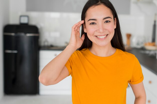 Smile femminile ad alto angolo