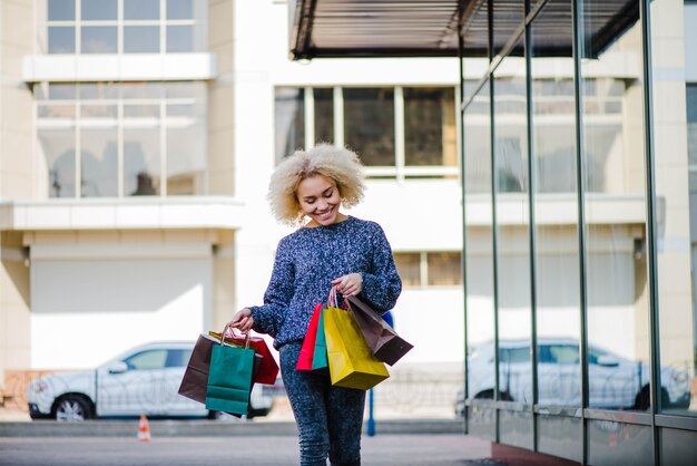 Smile shoppingper camminare in città
