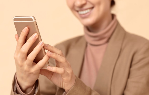 Smiley offuscata donna utilizzando il telefono cellulare