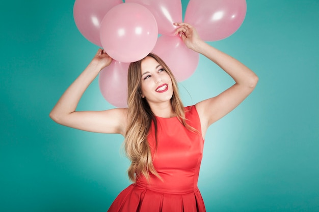 Smiley ragazza con palloncini