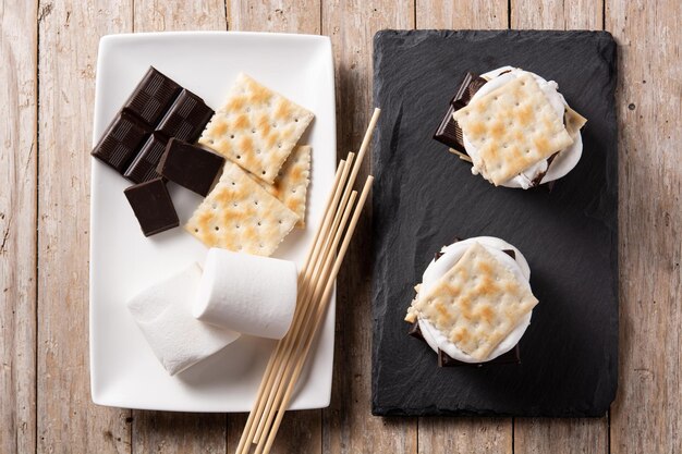 Smores fatti in casa sul tavolo di legno tipico dolce americano