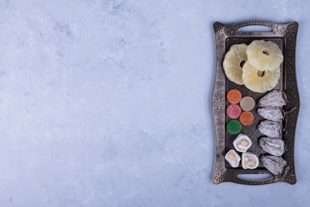 Snack metallico con frutta secca e marmellate