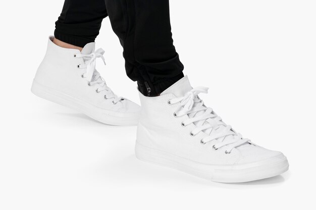 Sneaker alta bianca su sfondo bianco