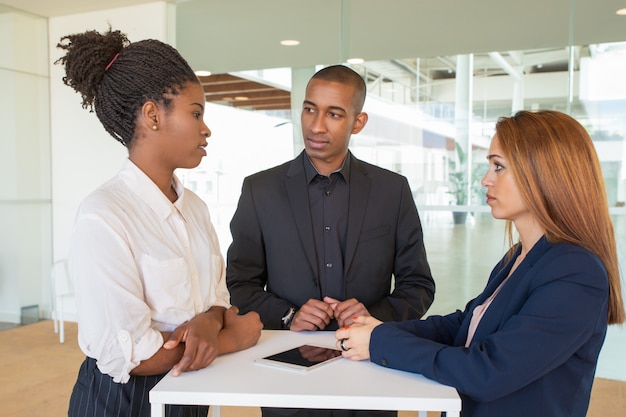 Soci commerciali che si incontrano nella sala dell'ufficio