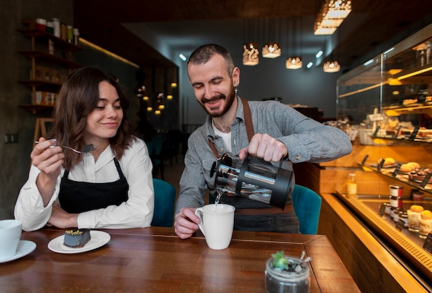 Soci commerciali di vista frontale che bevono caffè