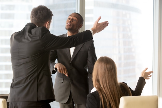 Soci commerciali infastiditi che discutono durante la riunione