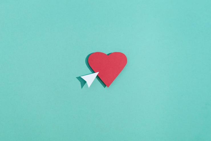Foto gratuito social media still life con cuore e freccia