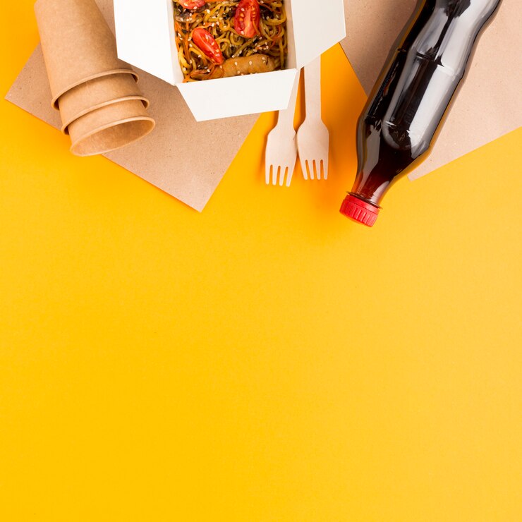 Foto gratuito soda capovolta e cibo cinese