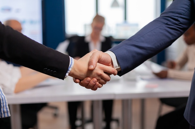 Soddisfatto datore di lavoro azienda datore di lavoro che indossa abito stretta di mano nuovo dipendente viene assunto al colloquio di lavoro, Man hr manager impiega candidato di successo stringe la mano alla riunione di lavoro, concetto di collocamento