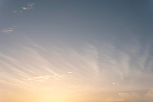 Soffici nuvole su un cielo ventoso con il sole