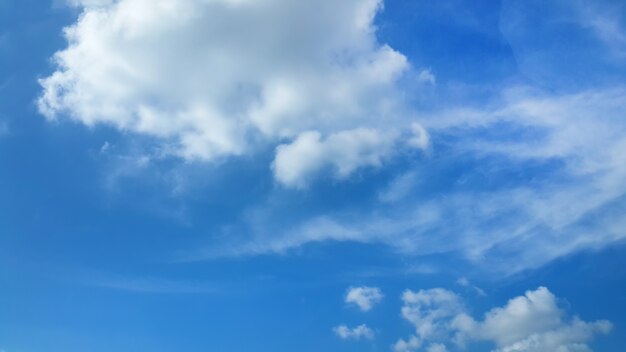 Soffici nuvole sullo sfondo del cielo blu