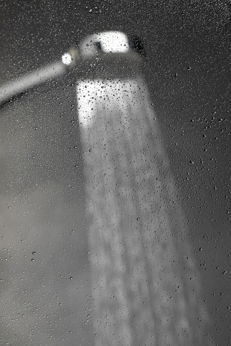 Foto gratuito soffione doccia con acqua calda