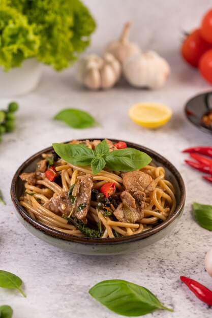 Soffriggere gli spaghetti e mettere il maiale in una ciotola.