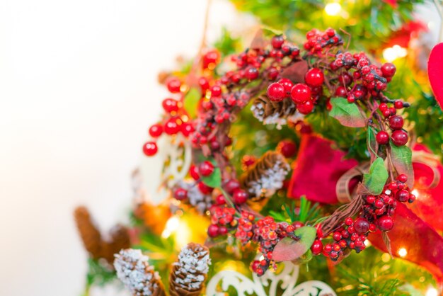 Soft focus di albero di Natale e decorazioni
