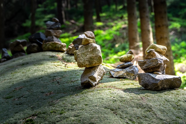 Soft focus di pile di pietra su una roccia nel parco naturale della Svizzera boema