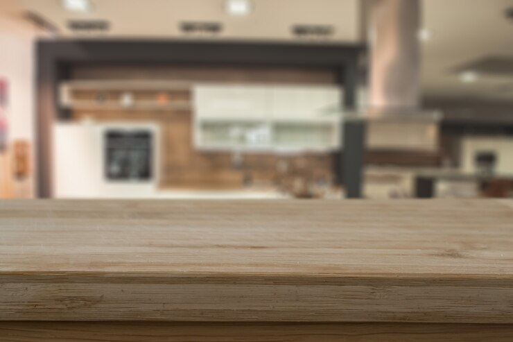 Foto gratuito soft focus di un tavolo in legno contro l'interno sfocato della casa