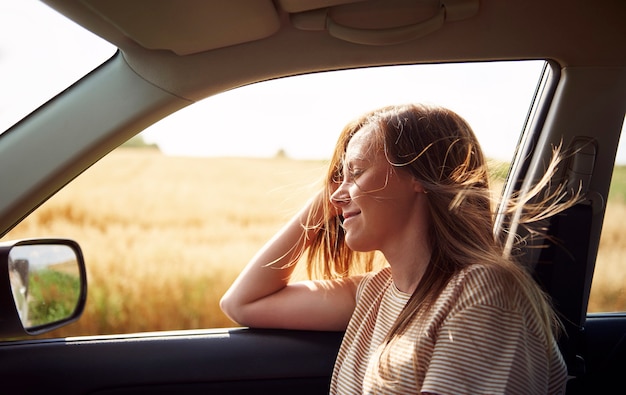 Sognare donna che viaggia in macchina