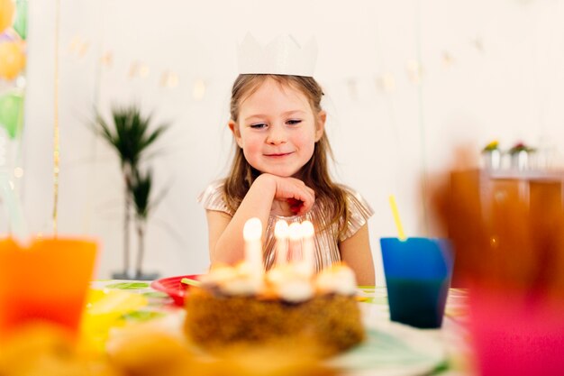 Sogni di pensiero della ragazza felice sul compleanno