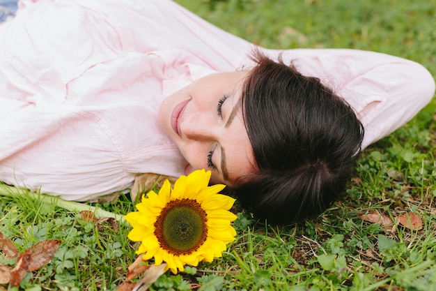 Sogno femminile attraente e trovarsi sull&#39;erba