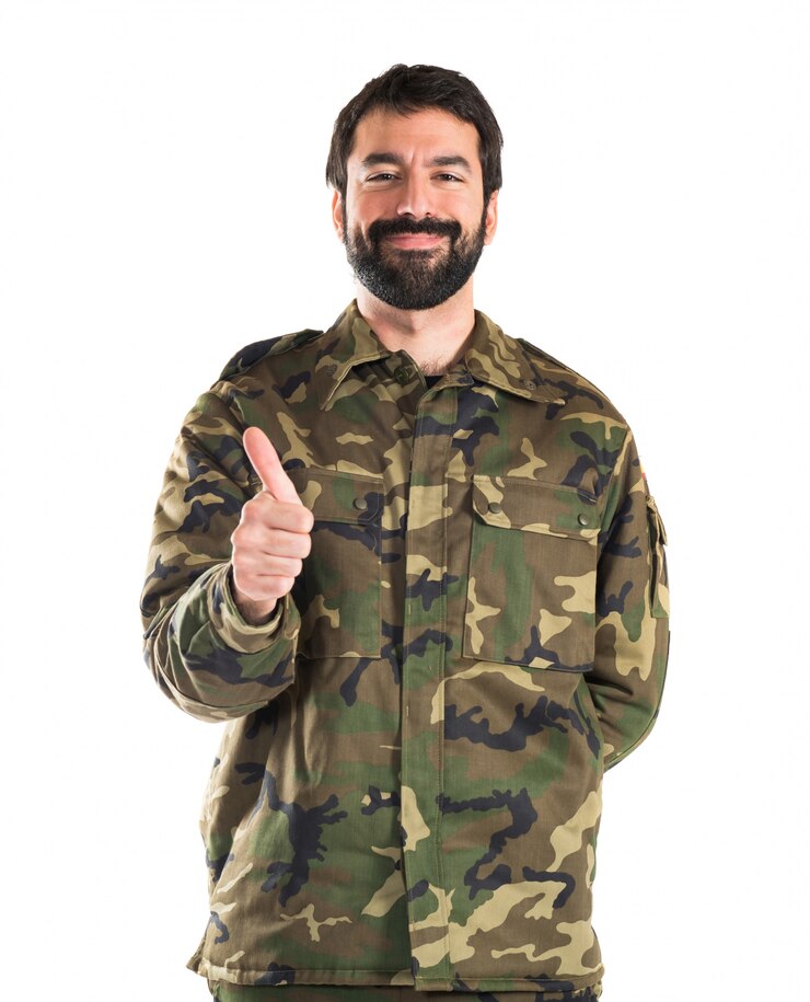 Foto gratuito soldato con il pollice in su