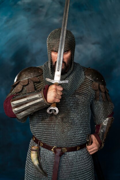 Soldato medievale di vista frontale che posa nello studio