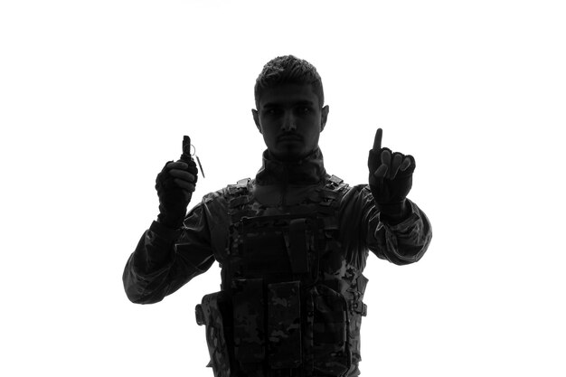 Soldato silhouette esercito duro bello serio forte soldato in uniforme che tiene granata