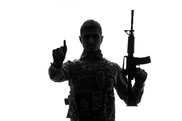 Soldato silhouette esercito duro bello serio forte soldato in uniforme con grande pistola
