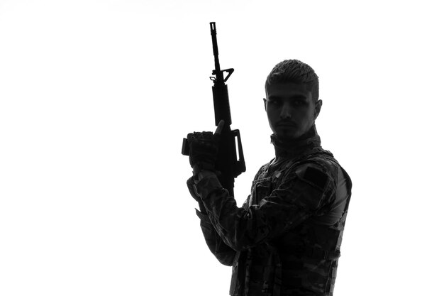 Soldato silhouette esercito duro bello serio forte soldato in uniforme con pistola sollevata