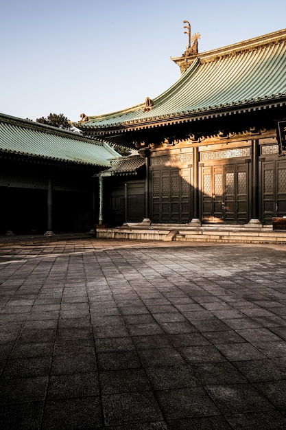 Sole che colpisce il tempio in legno giapponese tradizionale
