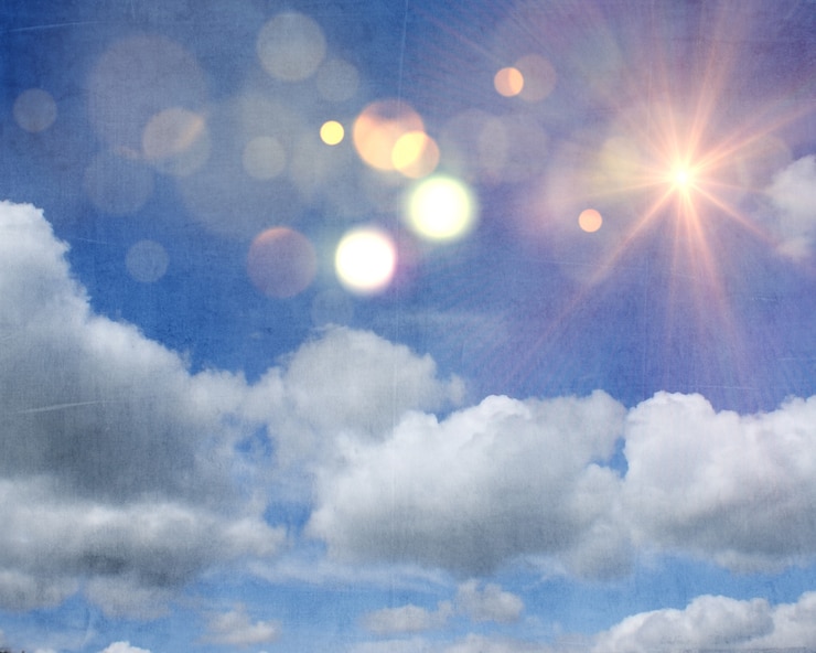 Foto gratuito sole e nuvole di lerciume sul fondo del cielo blu