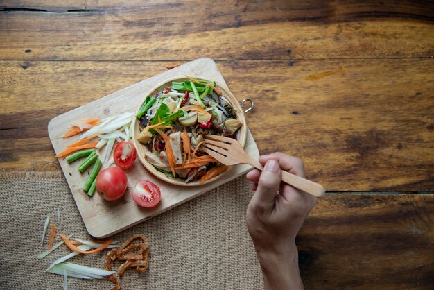 Som Tam Thai, insalata di papaia tailandese su fondo di legno