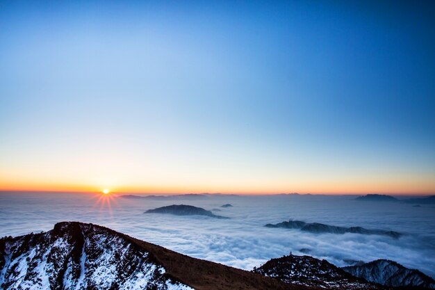 Sommità della montagna al tramonto