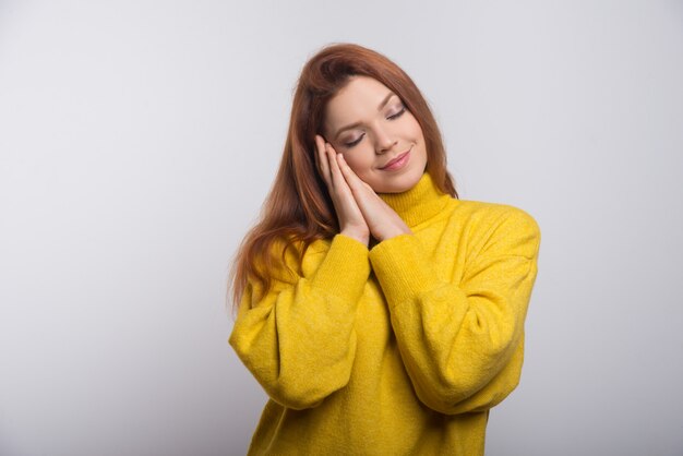 Sonnolenta giovane donna con gli occhi chiusi