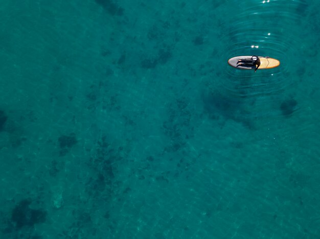 Sopra l'uomo di vista che pone sulla tavola da surf