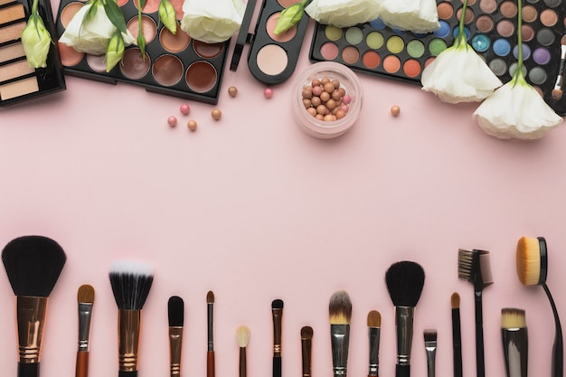 Sopra la cornice con palette e pennelli per il trucco