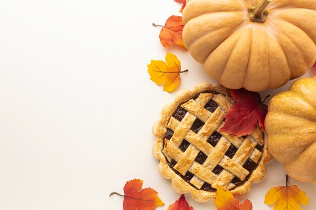 Sopra la cornice con zucca e torta