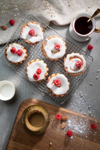 Sopra la disposizione dei deliziosi cupcakes