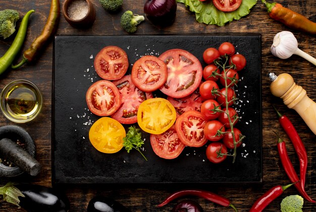 Sopra la disposizione delle fette di pomodoro di vista