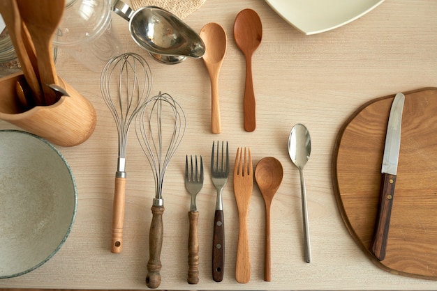 Sopra la vista degli utensili da cucina flatlay